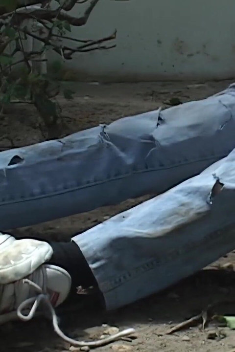 Dwie ciemnoskóre dziewczyny bawią się swoimi urokami i pieprzą wibrator