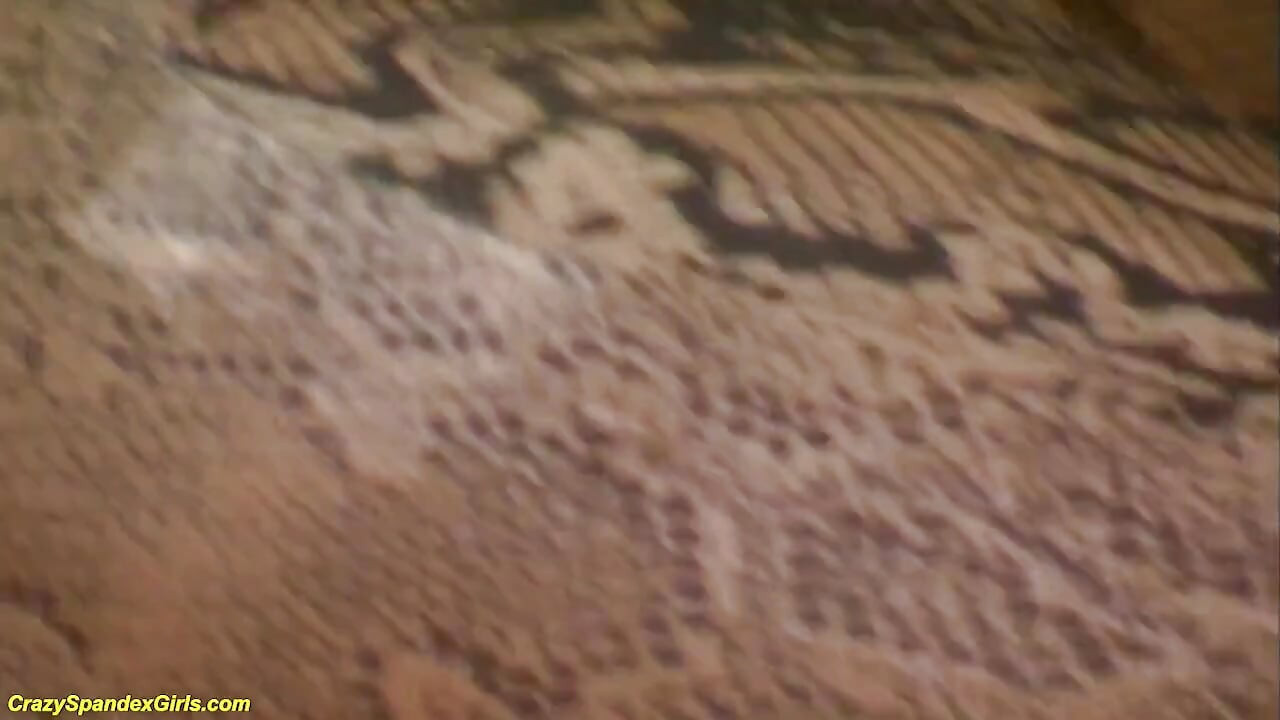 Une blonde à gros nichons en combinaison de serpent en lycra se déshabille pour vous