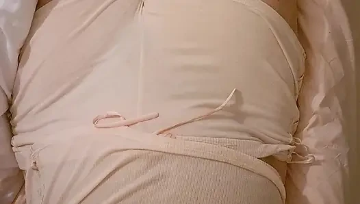 Boşalmak için klitorisini iki parmağımın arasına sürttüm