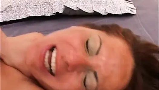 Memek berbulu ibu-ibu seksi ini dientot habis-habisan dan dicrot di mulut sama suaminya