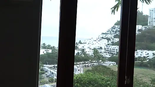 Im urlaub am strand zeigt sich stiefmutter vor stiefsohn, damit er wichsen kann, während sie ruht