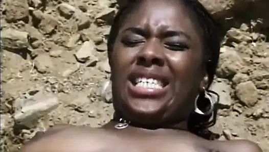 Черная пара трахает киску на пляже