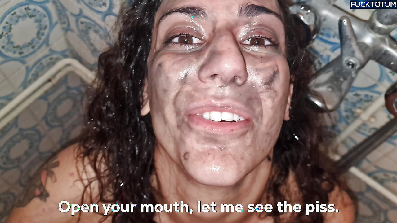 Ich bestrafte diese ungehorsame und lüfende schlampe, indem ich meinen schwanz in ihre kehle schob, in ihren mund pinkelte und in ihre augen kam.