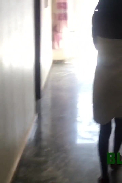 ホテルの隣人が鍵をかけてしまい、受付に電話をかけるために私の電話を使う必要がありました