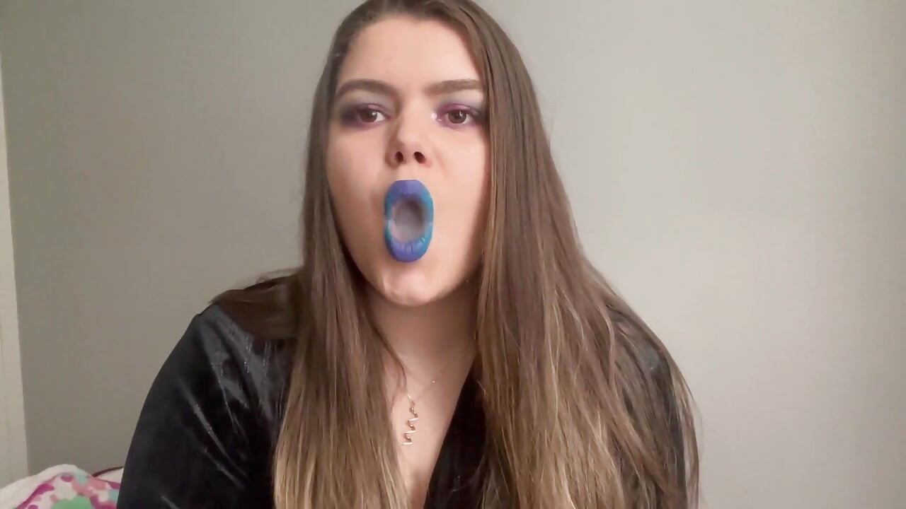 Sexy raucherin mit blauem lippenstift