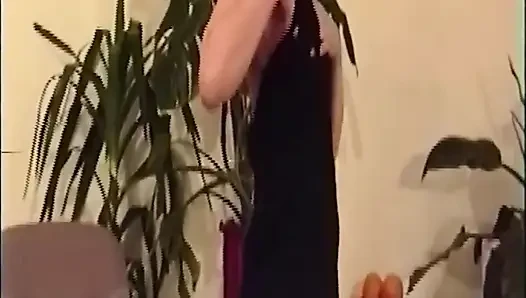 Brünettes schätzchen schiebt geriffelten dildo tief in sie hinein