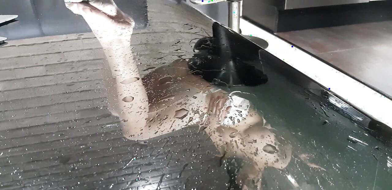 Pancutan mani dalam nilon putih