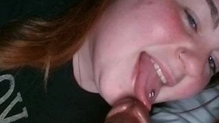 Bbw de ojos azules besándose y jugando con bbc en el asiento trasero