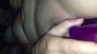 Brunette milf masturbeert