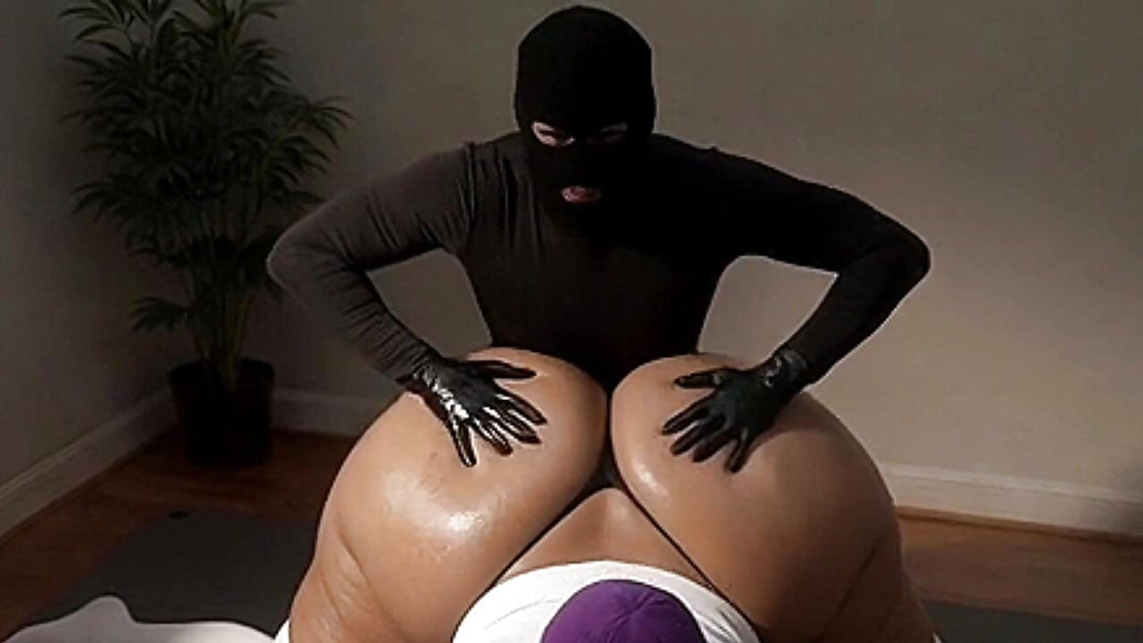 "Sekretärin bBW bekommt tiefe Ölmassage auf yogamatte - chef packt riesigen arsch"