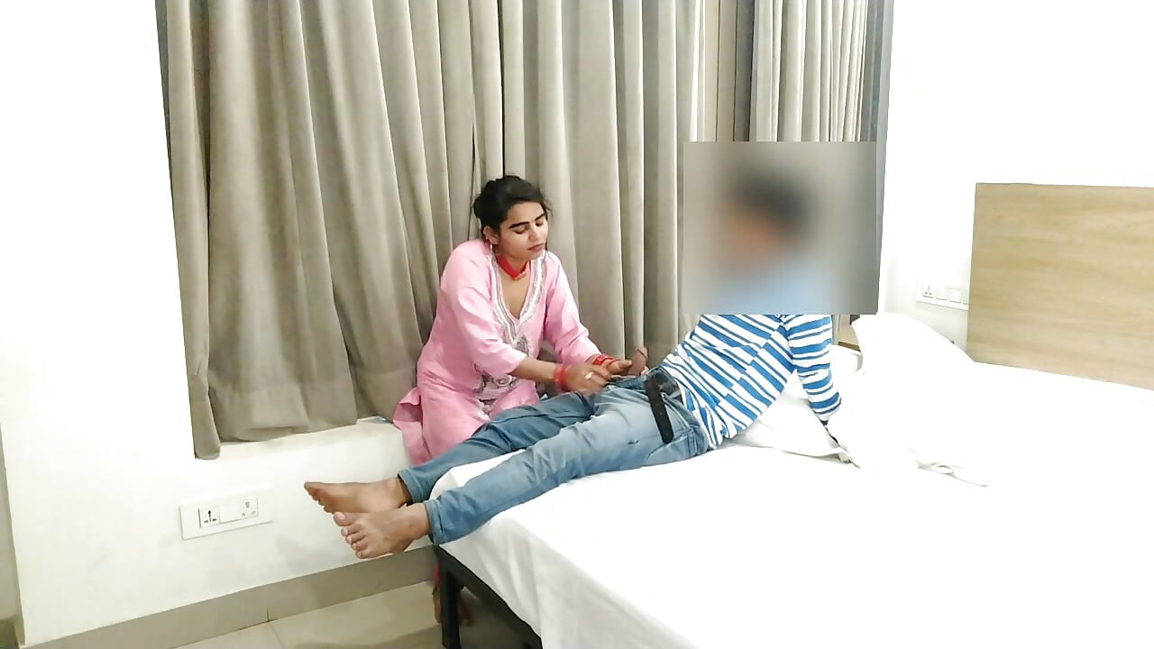 Boss ne ghar ki noukrani ko paise magne par chod diya. Paise magne par ghar ki noukrani ke bur me lund daal diya