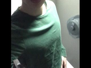 Arriesgado Masturbándose en el baño público (23cm) chico adolescente lindo