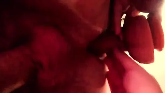 Peras susu anal dengan mengisap kontol dan banyak mani muncrat di mulutku