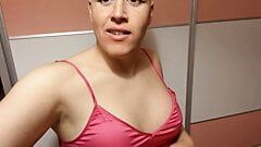 Trans kvinna retar dig med sina bröst och tjej kuk