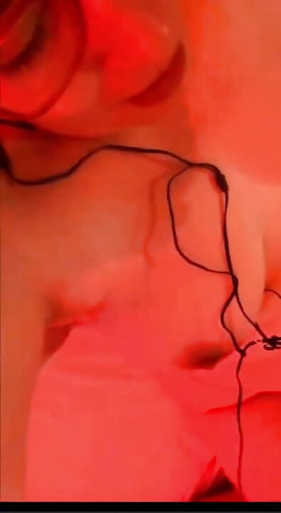 做爱, 而绿帽男则在 Videocall 上观看