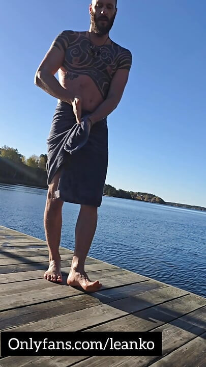 彼は裸で公共のビーチで泳ぐ