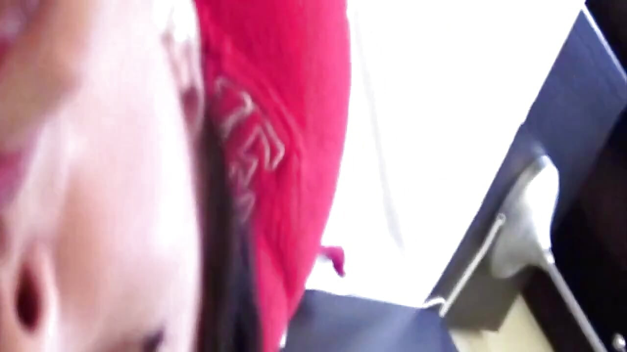ברונטית פותחת את התחת לאצבעות מקרוב