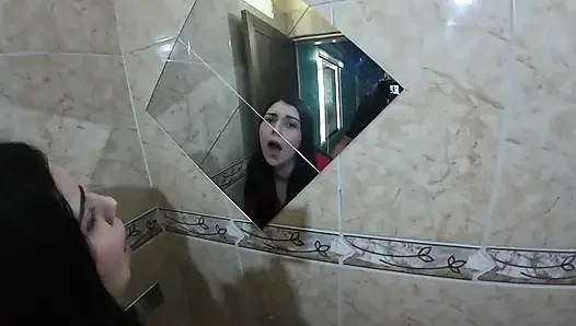 ÜVEY KıZ KARDEŞIMIN ÜCRETSIZ KULLANıMı. BANYODA SIKIŞIYOR.
