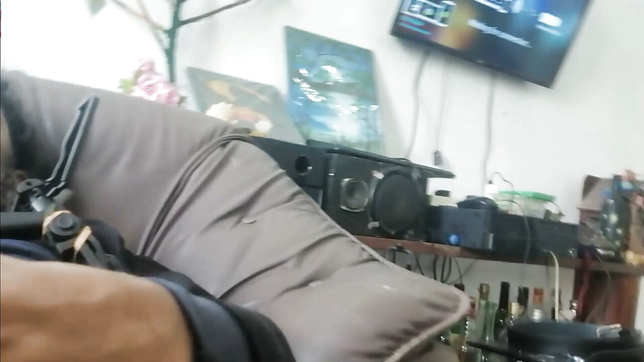 Chupando la polla de mi hijastro para tragármela
