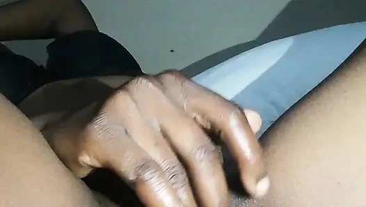 Fingering memekku yang dicukur
