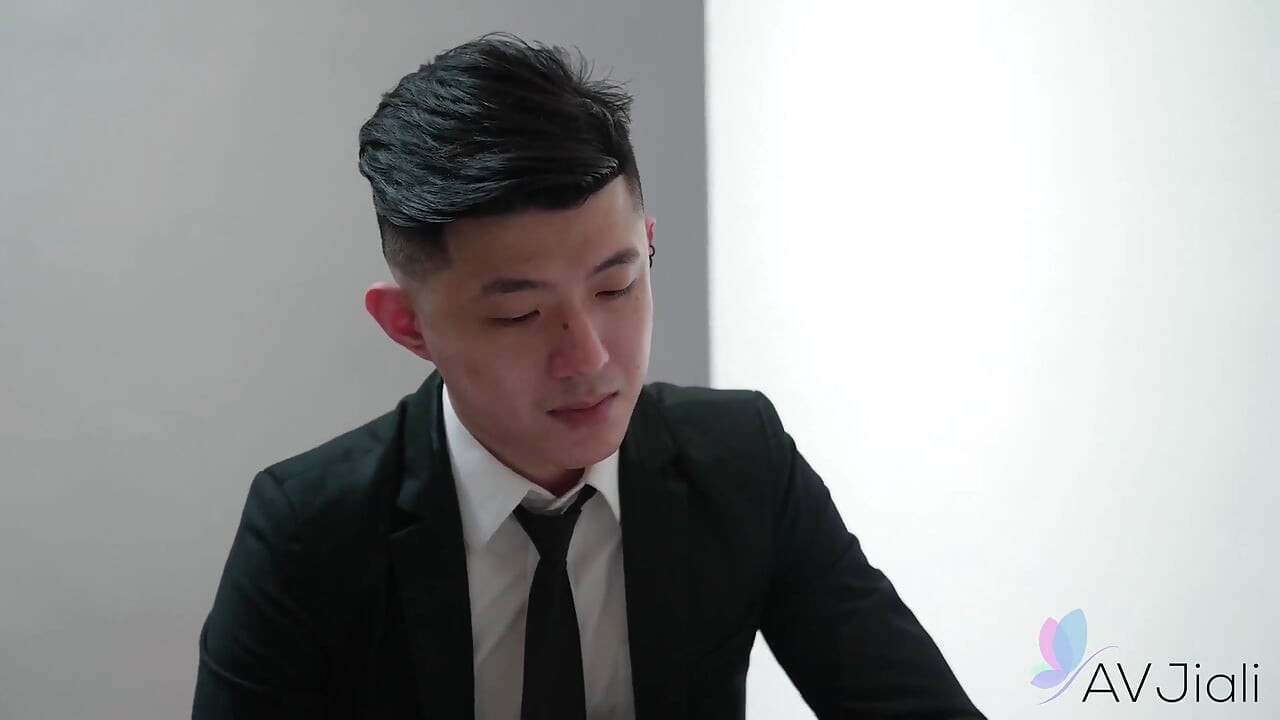 Bos wanita dominan wang yixin dientot sama pria karir kantorannya