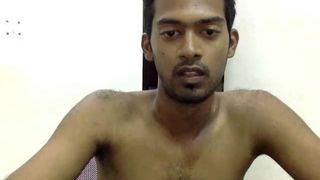 Gorący indyjski mężczyzna nago w pokoju sporadycznie pokazuje swojego penisa