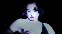 Slave to love - erotické retro glamour striptýz hudební video