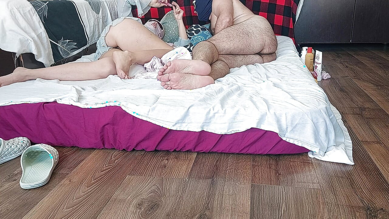 Sensual massage of a hot amateur couple with oil on the body. The woman masturbates me until I do.