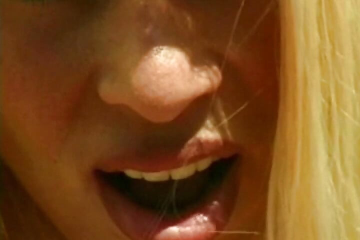 Platin büyük memeli porno yıldızları havuz başında dildo paylaşıyor