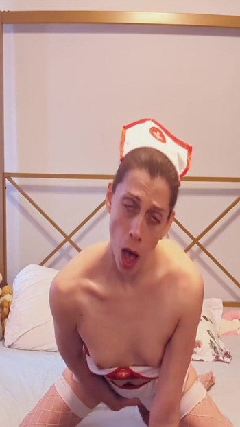 "Sissy 간호사 Kitty가 사정할 때까지 타는" 스릴 넘치는 순간