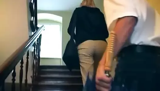 Cette Blonde allemande vêtue de bas adore quand son mec se caresse la chatte