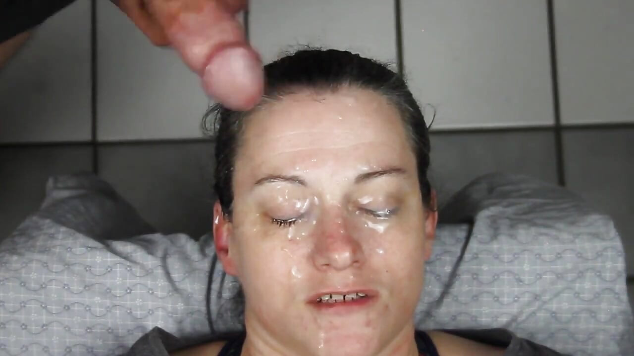 Perversă Dee într-o altă situație cu șarjă de spermă pe față