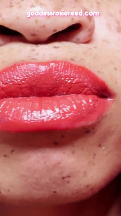 ATEMBERAUBENDER MOMENT von "GÖTTIN ROSIE REED - LIPPENSTIFT-MUND-FETISCH-ANBETUNG - EBENHOLZLIPPEN"