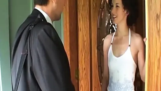Tante seksi rambut cokelat dijilat dan dientot habis-habisan sampai mengerang keenakan