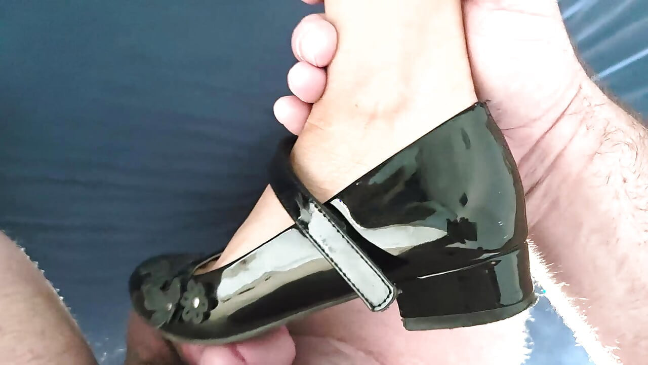妻がパテントのバレリーナシューズを履くたびに35