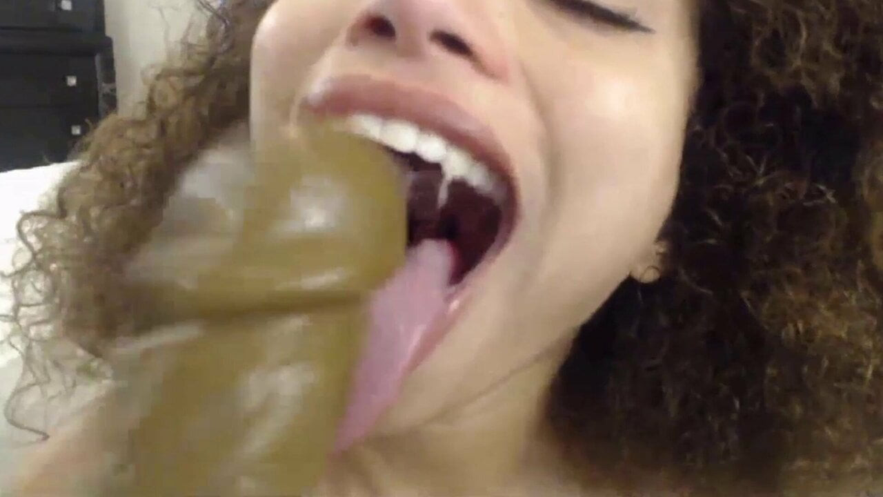 Cecilia cokelat keriting dengan hot ass fucks creamy pussy