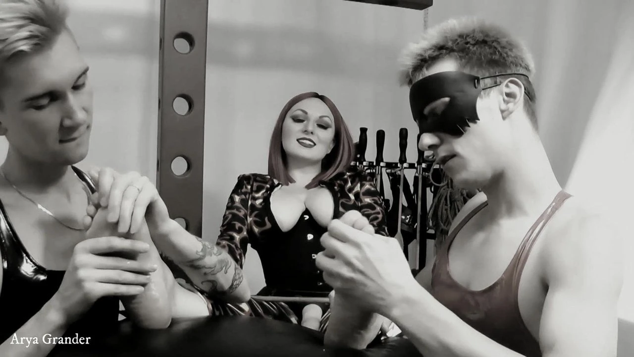 Arya Grander - english,foot fetish