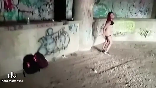 Извращенец показывает мне свой пенис на публике, и я не смог устоять, пробуя его в заброшенном здании