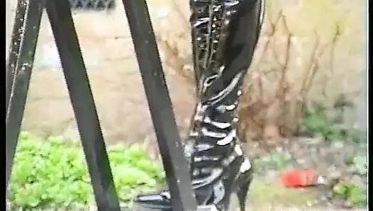 Açık havada sigara içiyor