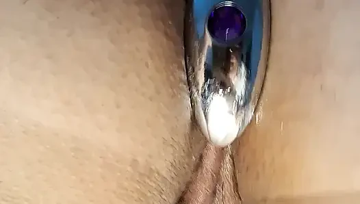 Angeboten, spreize ich meinen arsch, um meinen anus wie eine schlampe mit einem großen plug zu erweitern und er fingert meine fotze