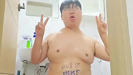 This Korean chub boy loves his golden showers