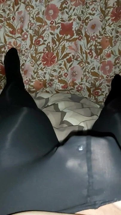 Snel klaarkomen in zwarte ondoorzichtige panty