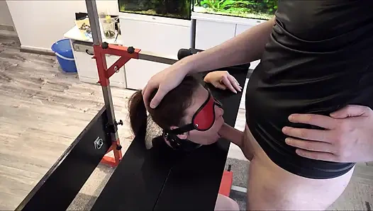 Köle Kız Savunmasız Direkte Sybian'da Orgazma Sürükleniyor Bölüm 2