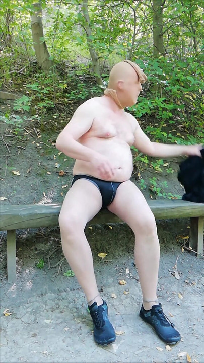 Vruće u najlonkama na klupi u šumi