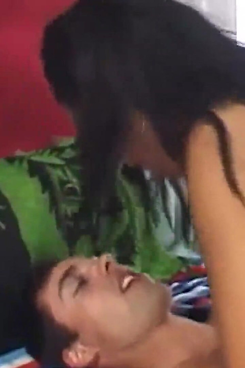 Nena de ébano tetona ama la atención sexual interracial