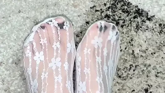 Seksi çoraplı ve eldivenli ayaklara masaj