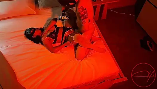 Fenomen, iyi donanımlı bir adamla prezervatifsiz ve içine boşalana kadar yağla kaplanmış bir adamla ilk kez sahneye çıkıyor.