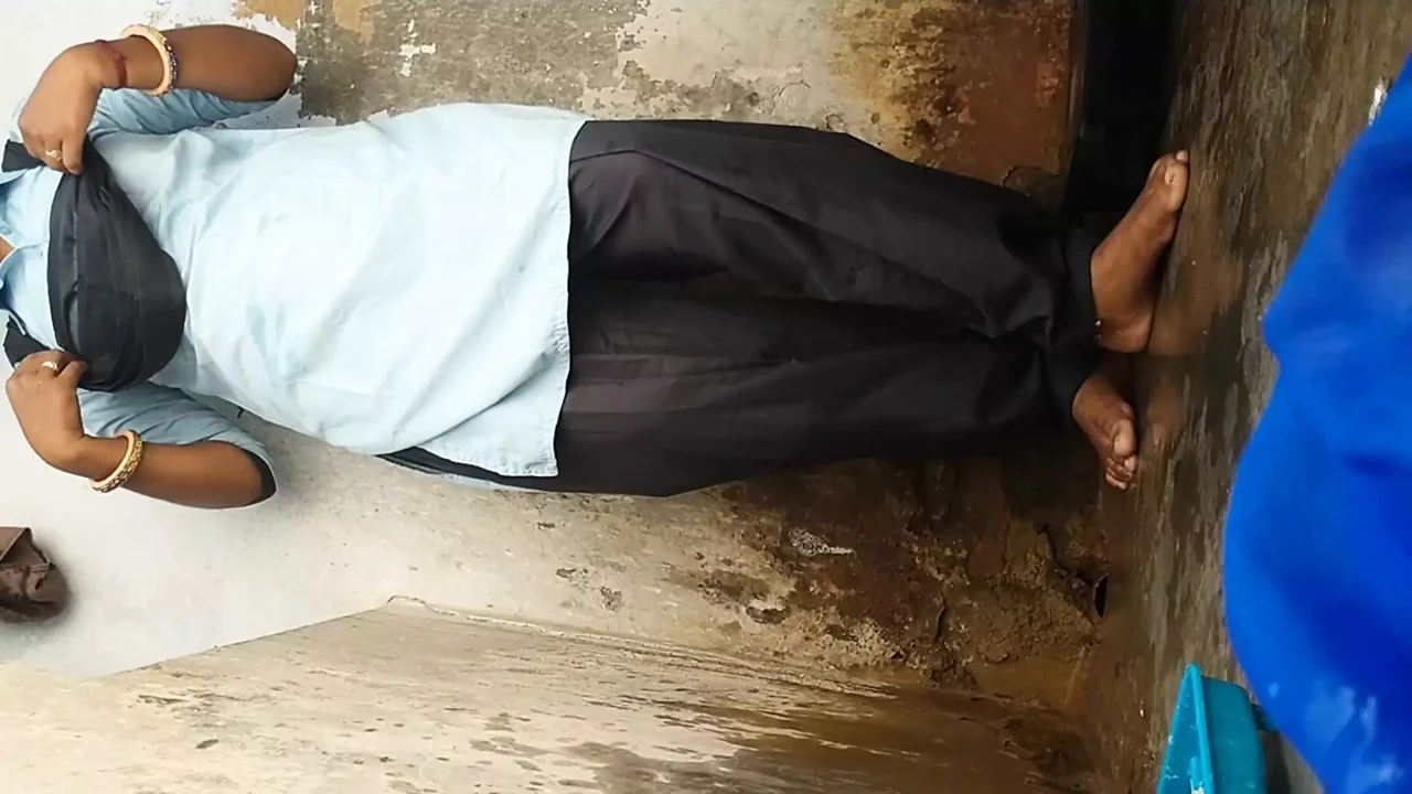 Desi Indian (HD) Schoolgirl bathroom fingering hairy pussy with orgasm caught camera mms leaked viral video
