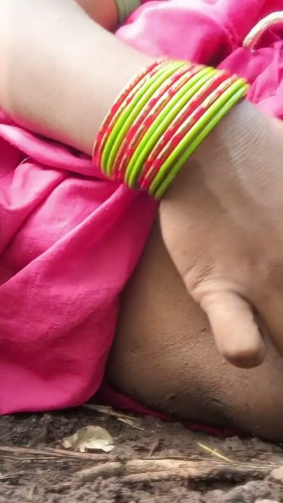 Khet Mein Bhabhi Ne Finger Se Nikala Oot Pani | Clip 1