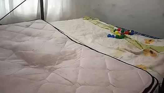 Seksi üvey anne yatak odasını tangayla temiziyor ve üvey oğlu için kendini filme alıyor